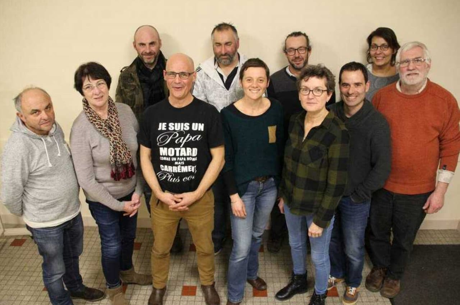 Photo de groupe du conseil municipal de Pougne-Hérisson : Devant de gauche à droite : Bernard CAQUINEAU, 1er adjoint, Christiane DUBIN, 3e adjointe, Guillaume MOTARD, Maire de Pougne-Hérisson, Amandine DUGUET, 2e adjointe, Corinne BRANDEAU, Conseillère municipale, Rémi CHARGÉ, Conseiller municipal, Christian MERCIER, Conseiller municipal Derrière de gauche à droite : Arnaud BRETEAUD, Conseiller municipal, François LUCET, Conseiller Municipal, Pierre MEUNIER, Conseiller Municipal, Karine JOLLY, Conseillère municipale (démission en 2020) - Agrandir l'image (fenêtre modale)