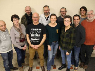 Photo de groupe du conseil municipal de Pougne-Hérisson : Devant de gauche à droite : Bernard CAQUINEAU, 1er adjoint, Christiane DUBIN, 3e adjointe, Guillaume MOTARD, Maire de Pougne-Hérisson, Amandine DUGUET, 2e adjointe, Corinne BRANDEAU, Conseillère municipale, Rémi CHARGÉ, Conseiller municipal, Christian MERCIER, Conseiller municipal Derrière de gauche à droite : Arnaud BRETEAUD, Conseiller municipal, François LUCET, Conseiller Municipal, Pierre MEUNIER, Conseiller Municipal, Karine JOLLY, Conseillère municipale (démission en 2020)